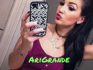 AriGrande Gros Seins