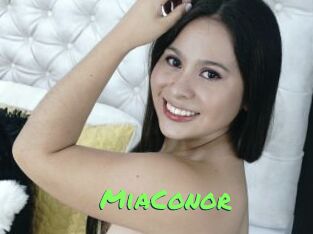 MiaConor Gros Seins
