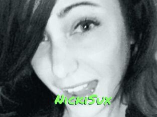 NickiSux Gros Seins